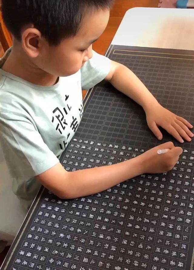小学二年级男孩写字堪比打印机，天赋异禀的书写新星