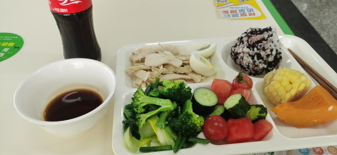 学校的减肥餐，健康饮食新风尚