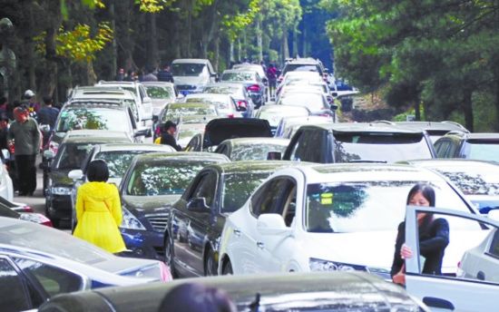 黄山拥堵滞留现象深度解析，从游客滞留到夜间治理