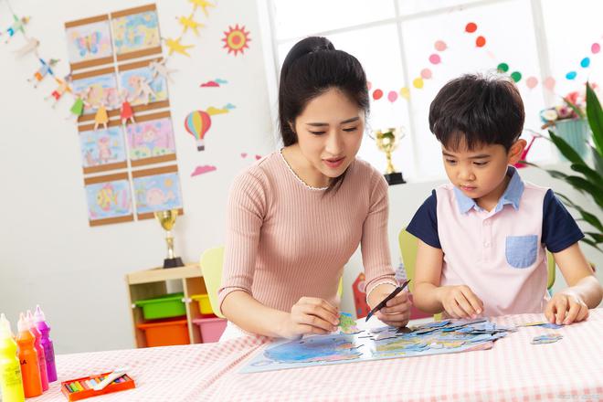 有儿童陪伴师月薪达4.5万元，新时代的育儿职业新选择