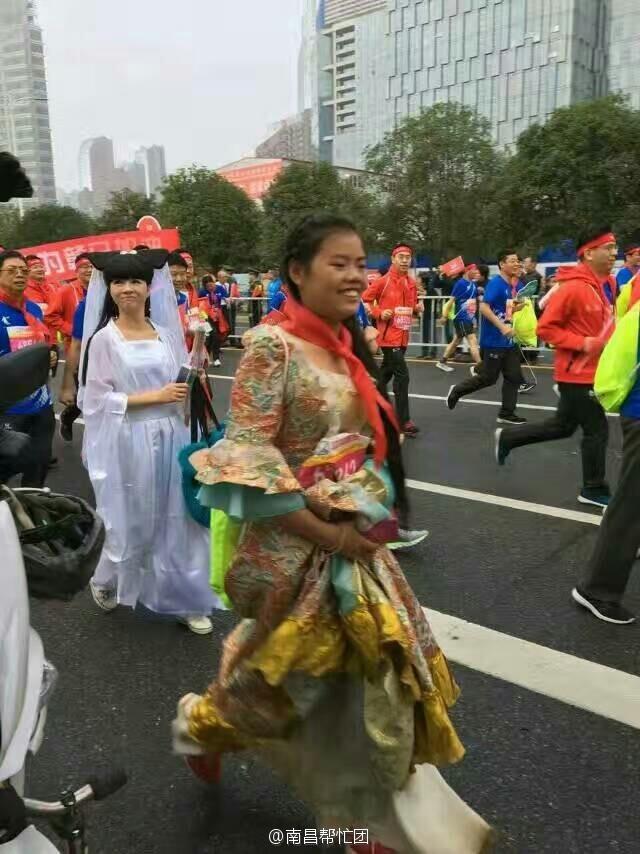 男子穿红旗袍跑汉马，热血与时尚的交融