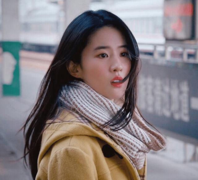 刘亦菲最新直播造型梦回黄亦玫，魅力绽放的时尚之旅