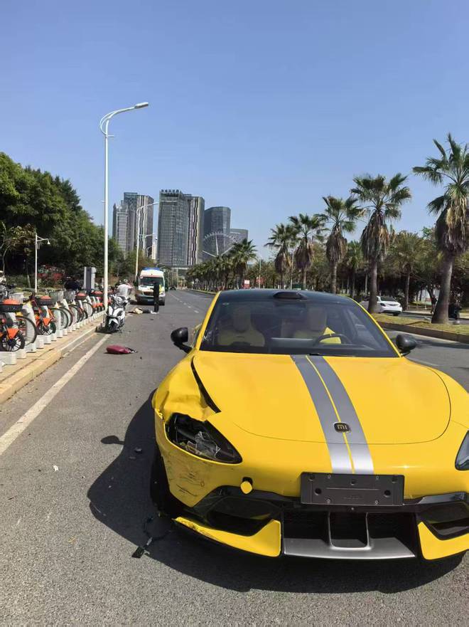 小米SU7Ultra时速150撞飞电动车，速度与安全的挑战