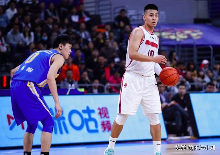 胡明轩全场11投2中得到11分——一位球员的奋斗与坚持