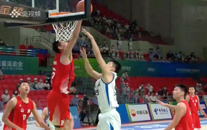 胡明轩全场11投2中得到11分——一位球员的奋斗与坚持