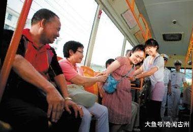 公共汽车司机尿裤子背后的故事