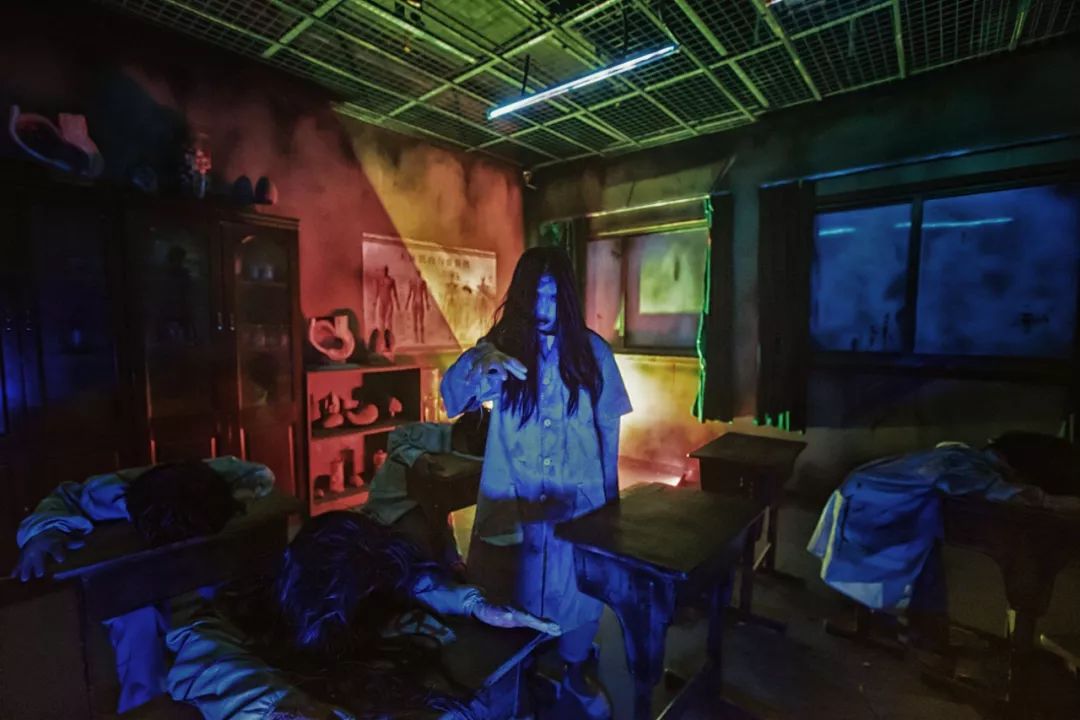 两个女生的鬼屋冒险之旅