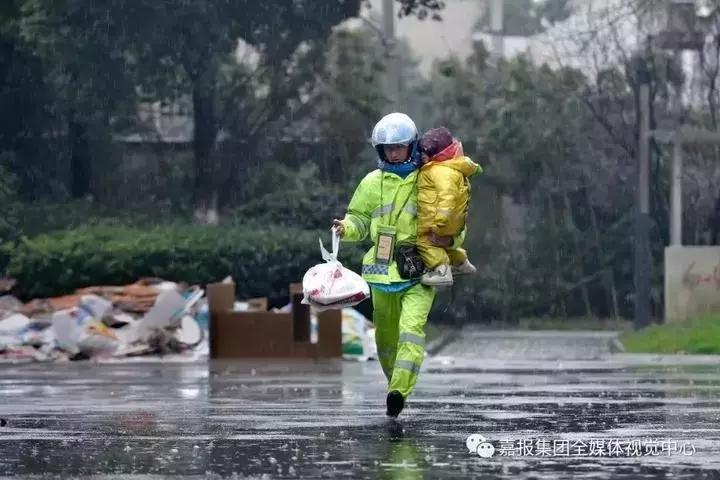 逆风翱翔，21岁背女送外卖的单亲妈妈买房记