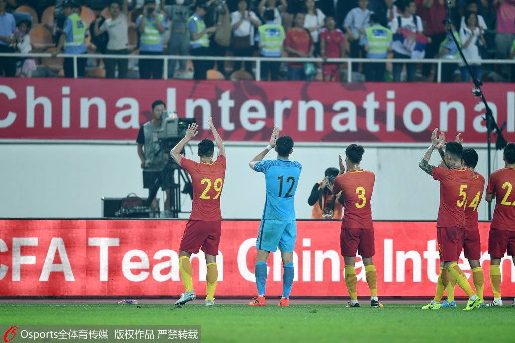 国足赛后谢场，全场球迷高喊继续战斗