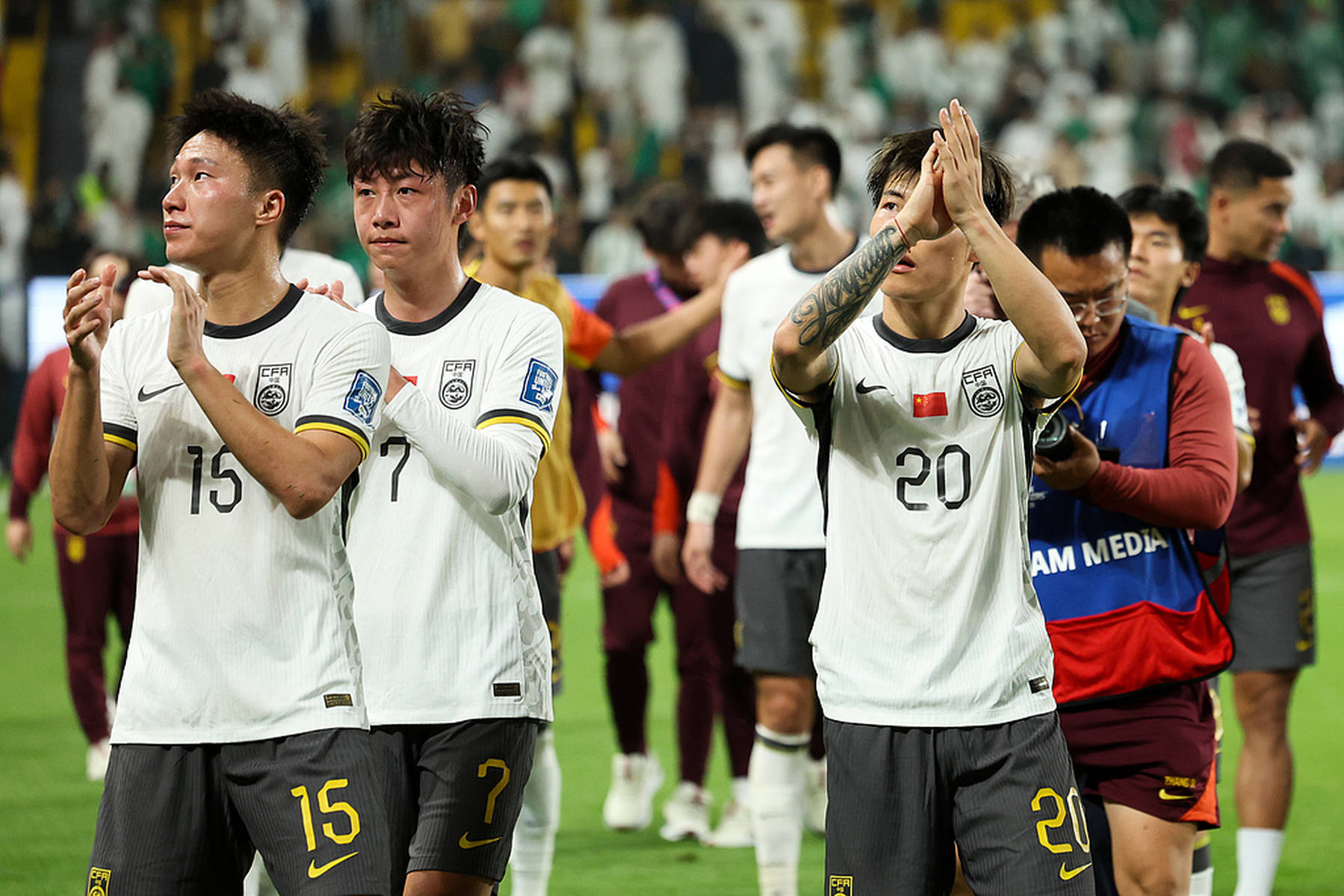 国足赛后谢场，全场球迷高喊继续战斗