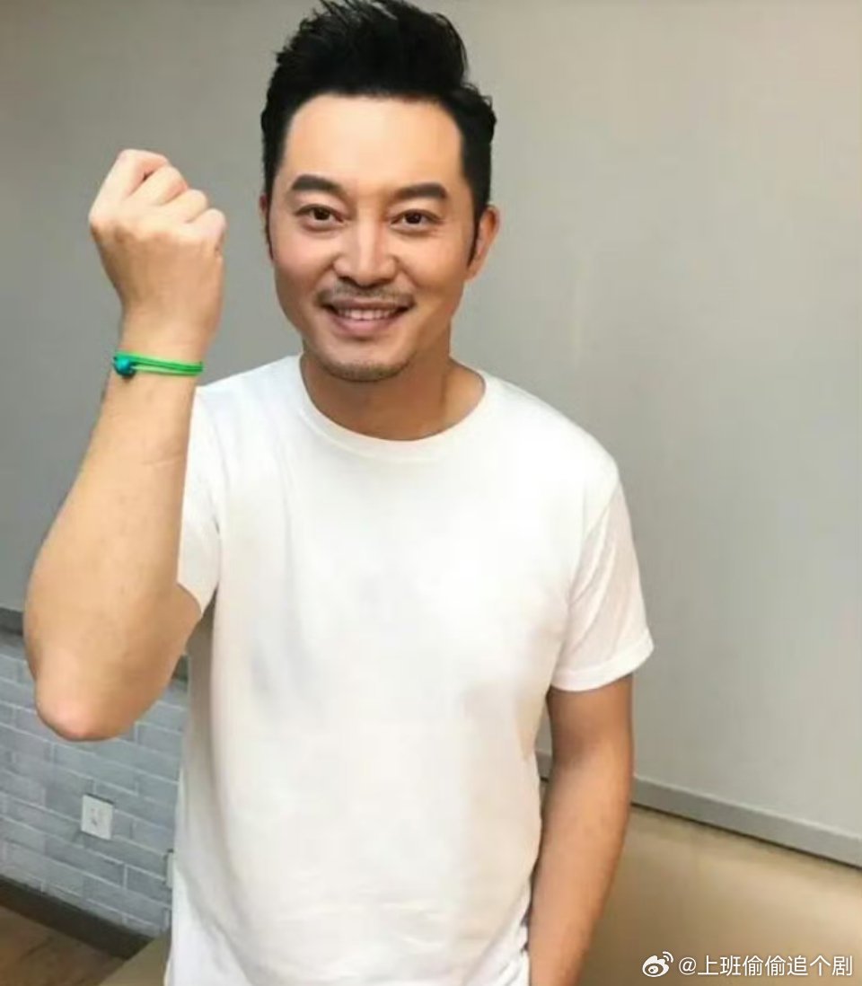 网友看到瘦了的沙溢，颜值飙升，帅气逼人，牙好白！