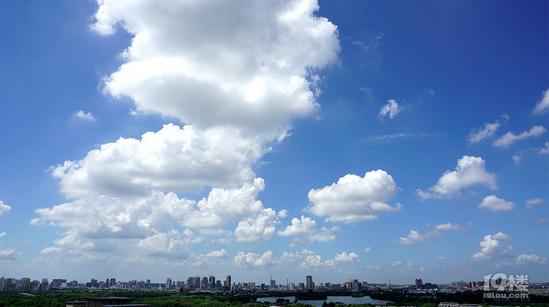 浙江嘉兴惊现巨蟒横卧长空，长云演绎天际传奇