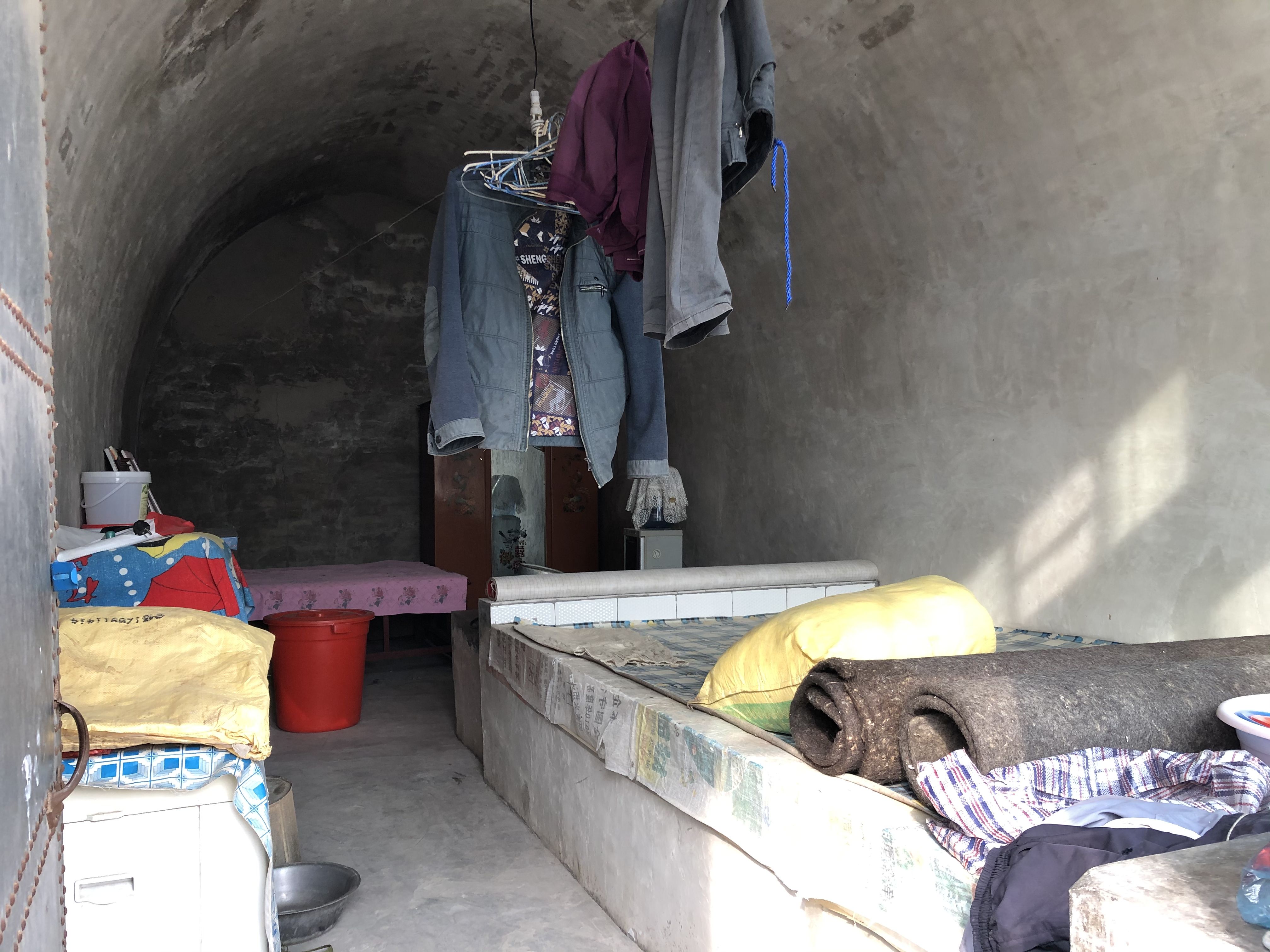 两姐妹花十多万在山沟买窑洞遭遇入住难