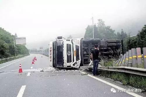 上海某公寓楼下野猪疯狂追赶行人事件