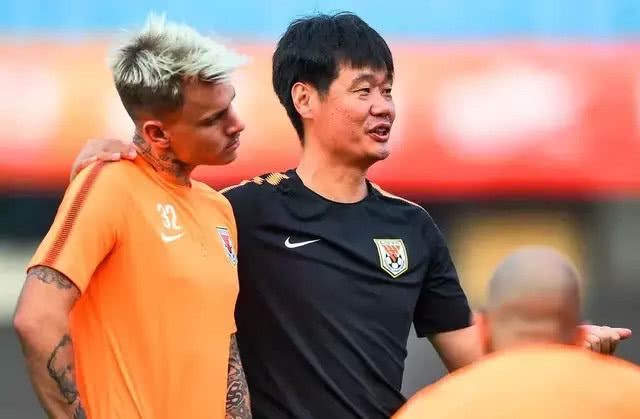 李霄鹏，换下两外援迫不得已