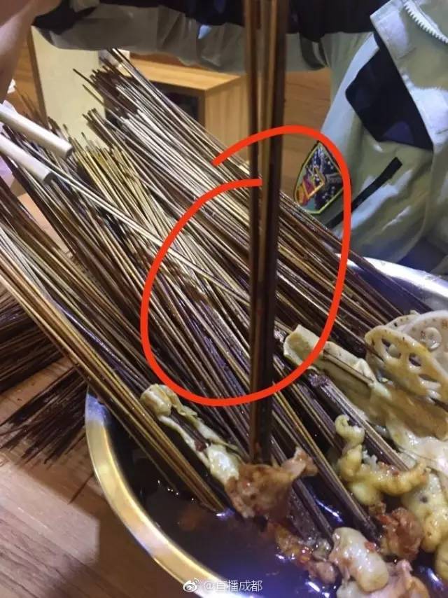 烧烤签扎进好友大腿，友情与意外交织的考验