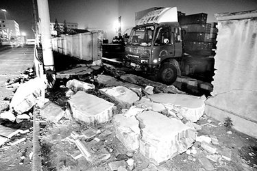 货车猛烈撞击，10米长围墙瞬间倒塌——一起交通事故的全方位解读