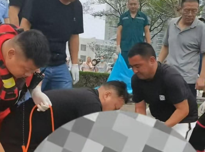 救人溺亡外卖员的家庭，父母之痛，孩子之殇