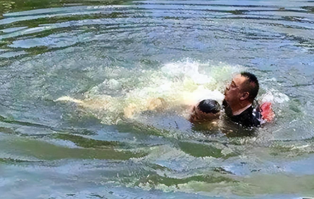 救人溺亡外卖员的家庭，父母之痛，孩子之殇