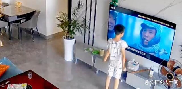 父爱无声胜有声，爸爸通过监控对女儿传递的关怀