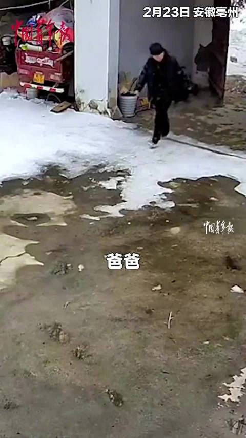 父爱无声胜有声，爸爸通过监控对女儿传递的关怀