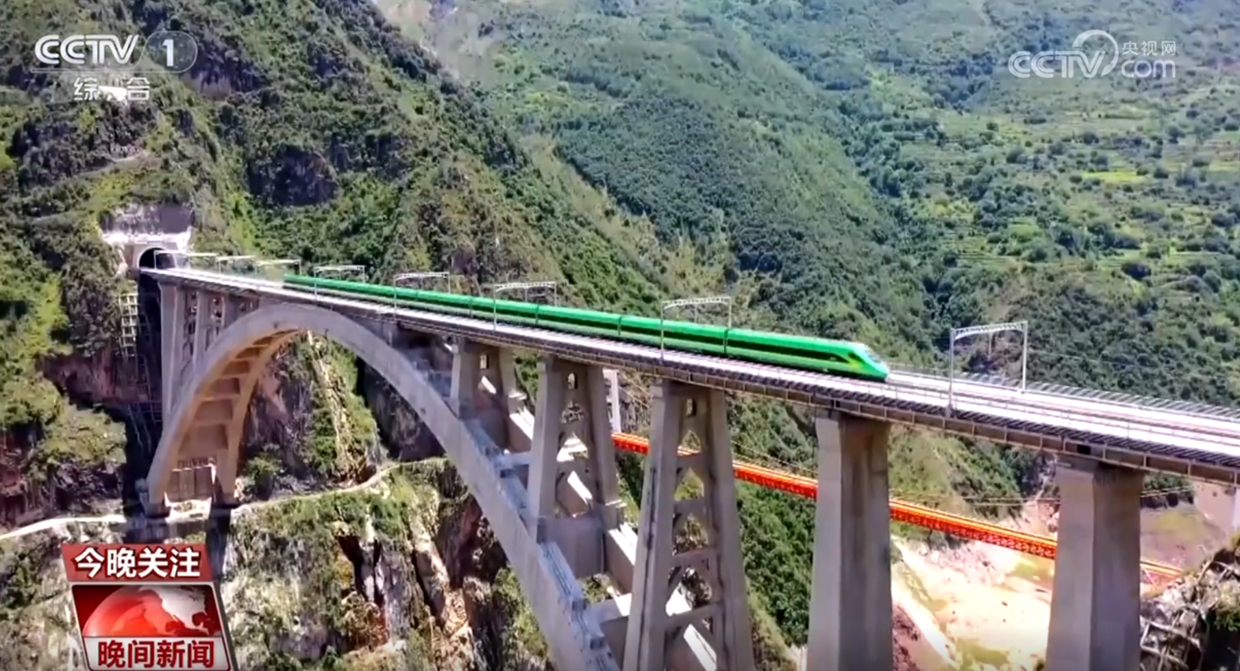 揭秘中缅公路背后的传奇，谁修建了这条友谊之路？