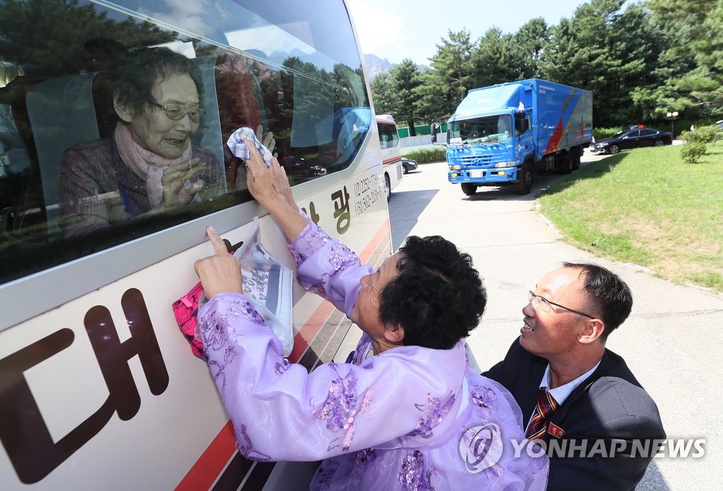 缅甸男子紧握遇难母亲的手含泪告别——人间至情的瞬间
