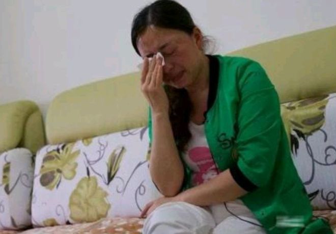 缅甸男子紧握遇难母亲的手含泪告别——人间至情的瞬间