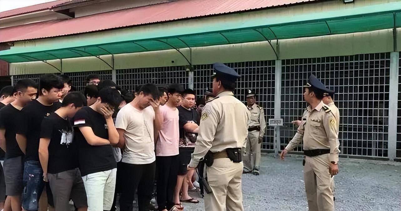 在缅华人哽咽，我爸妈被大楼压住了