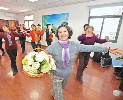 顾客在店里摔倒手机摔了，该如何应对？