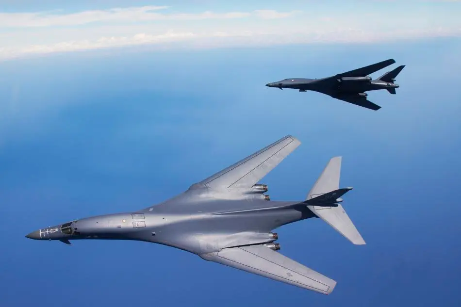 美国隐形轰炸机B52与B2，空中巨无霸的对比