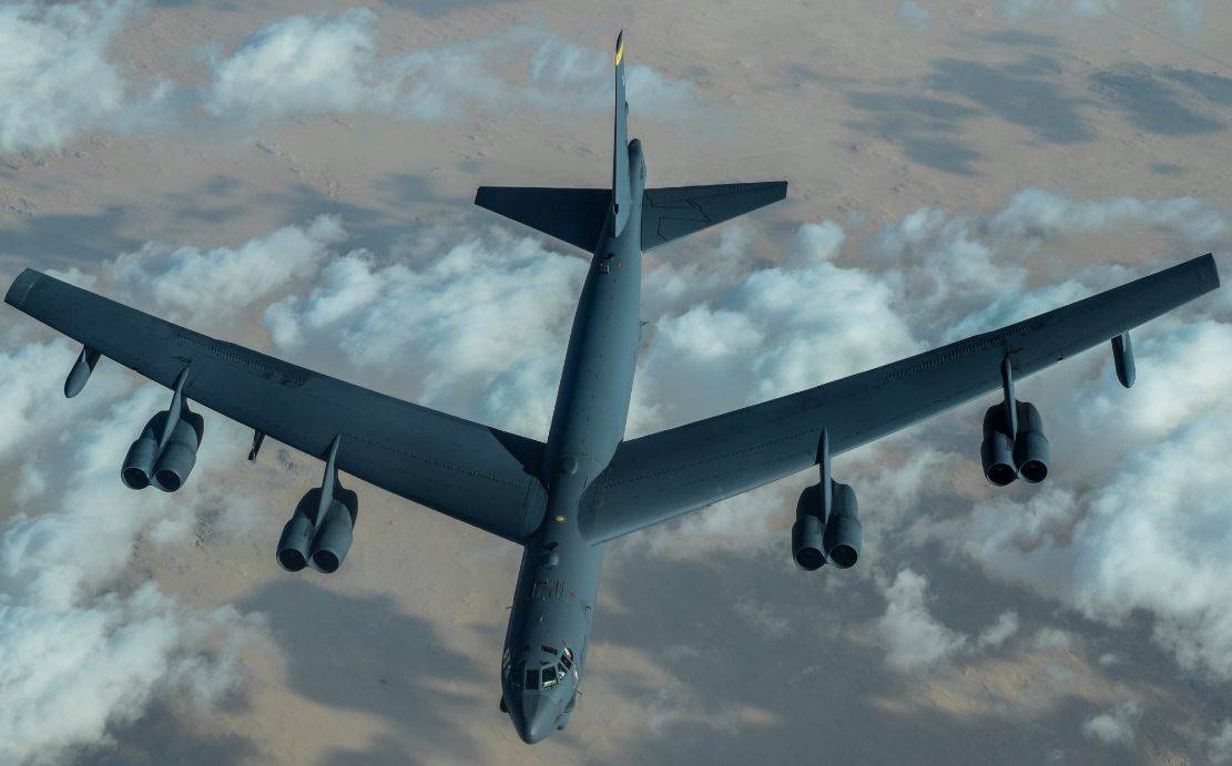 美国隐形轰炸机B52与B2，空中巨无霸的对比