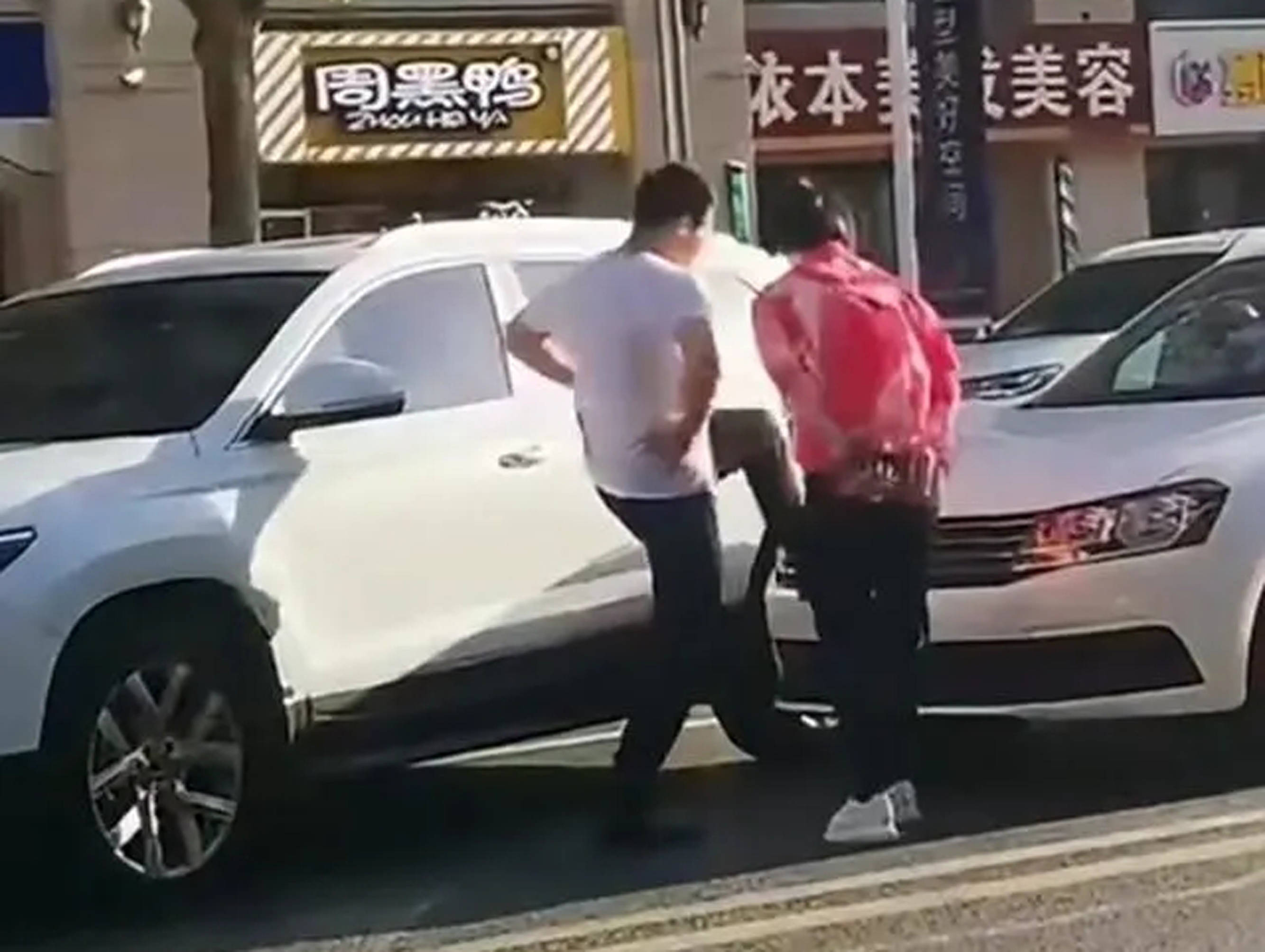 男子遭遇开门杀，车辆两个车门遭剐蹭——事件解析