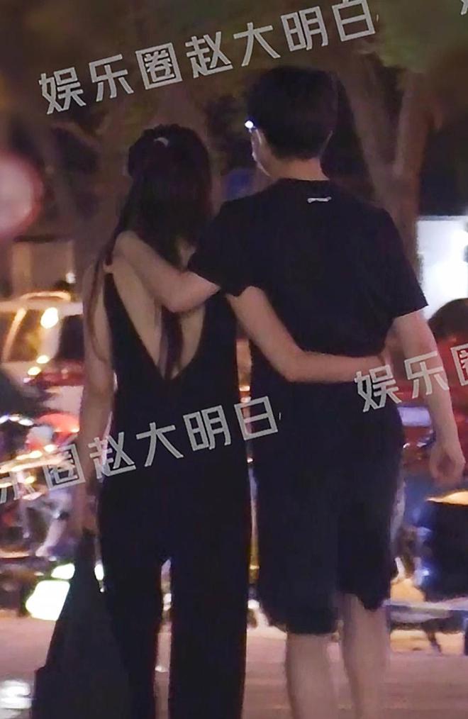 黄轩晒与女友牵手照，爱情的美好瞬间