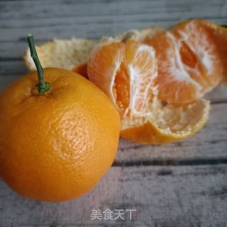甲亢哥大胆尝试，不剥皮直接品尝路人递来的耙耙柑