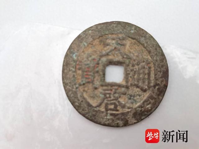 偷到假古币怒掷河中，一场荒诞的误会与警示