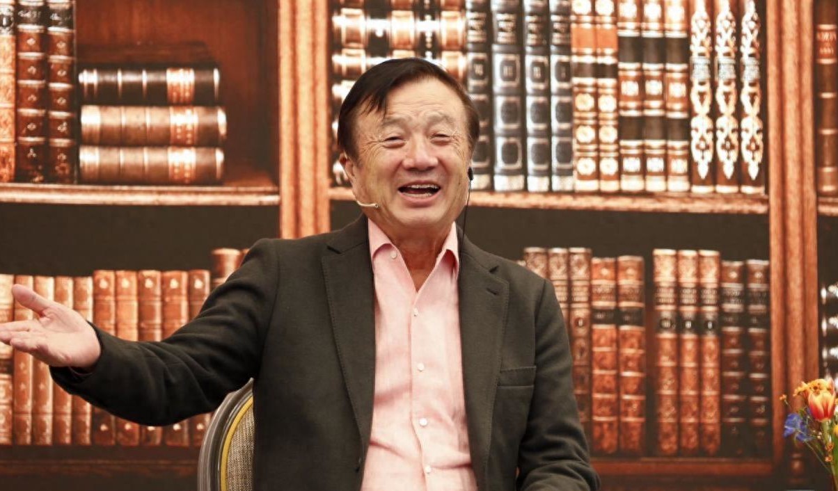 华为最新大合照，任正非站在右侧的独特意义