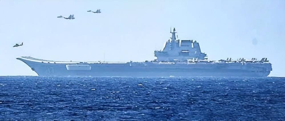 辽宁舰、山东舰、海南舰，三舰同框，共筑海洋强国梦