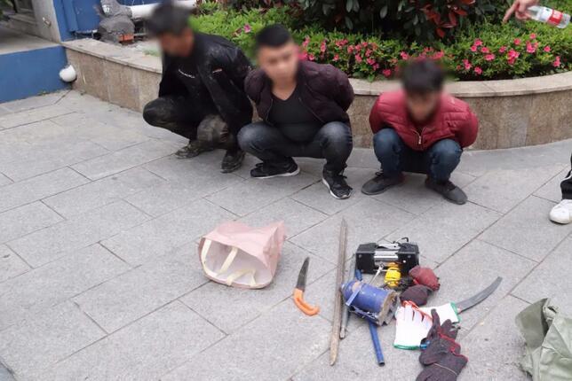 福建一半山腰惊现数百个违规墓穴，引发社会关注与思考