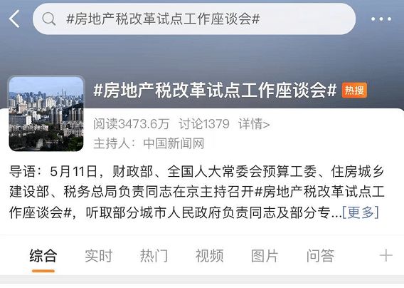 女子踮脚举行李袋意外遭遇尴尬瞬间