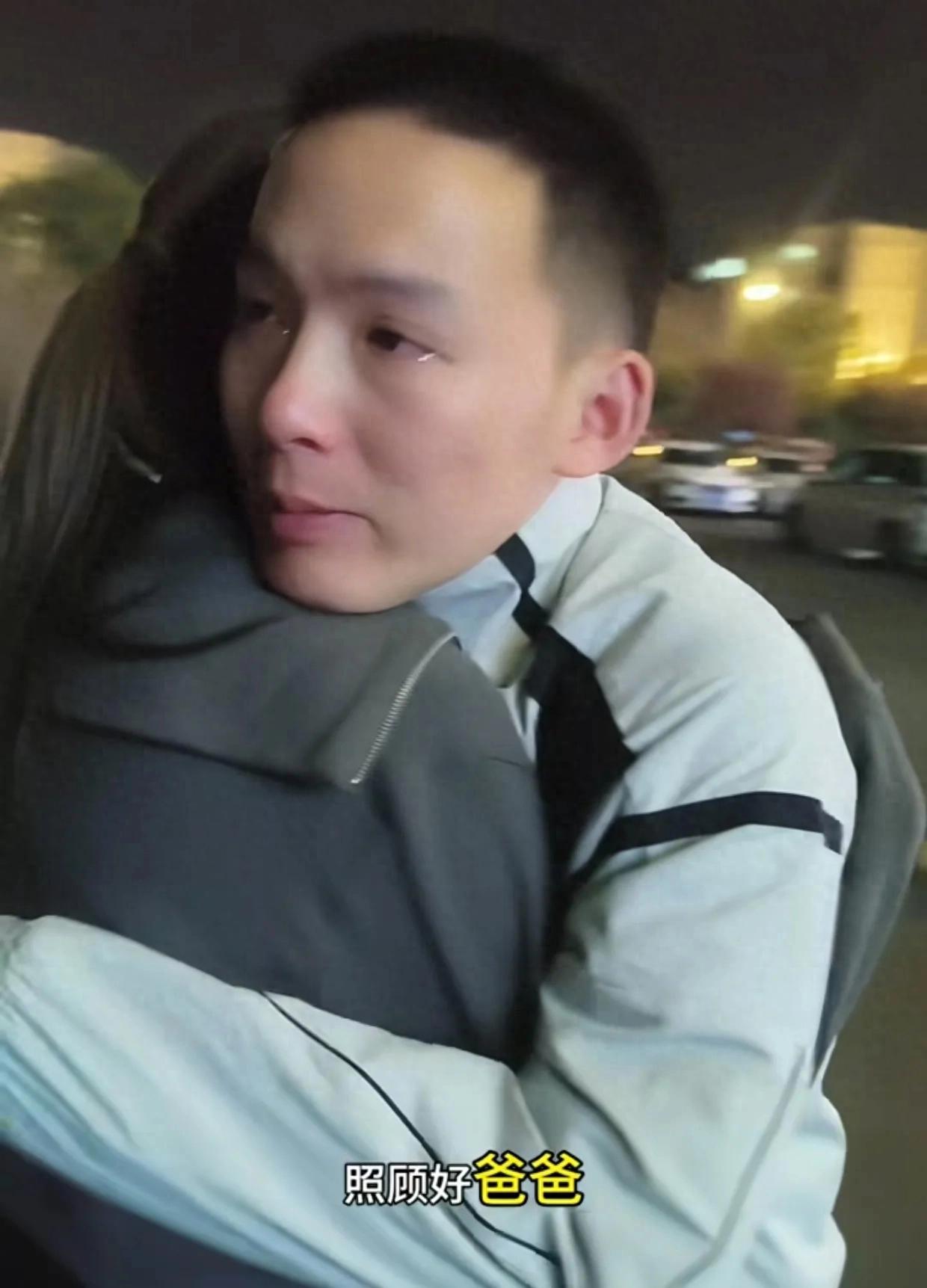 谢浩男首次公布和母亲的温馨合照，亲情的力量与美好瞬间