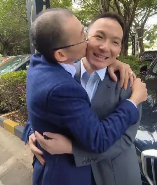 谢浩男首次公布和母亲的温馨合照，亲情的力量与美好瞬间