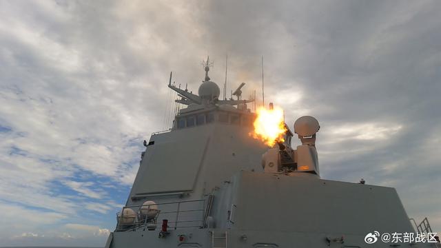 东部战区海军实兵实弹演练，展示海上铁拳的实战力量