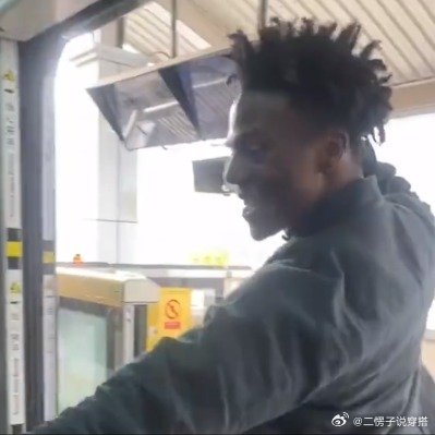 提醒甲亢哥不文明行为的女生回应了——倡导文明行为，共建和谐社会