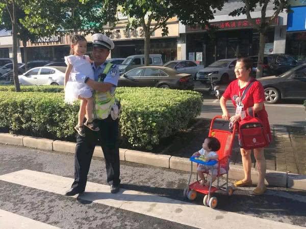 男子停车救人救到自己老婆，爱的奇迹与英勇之举