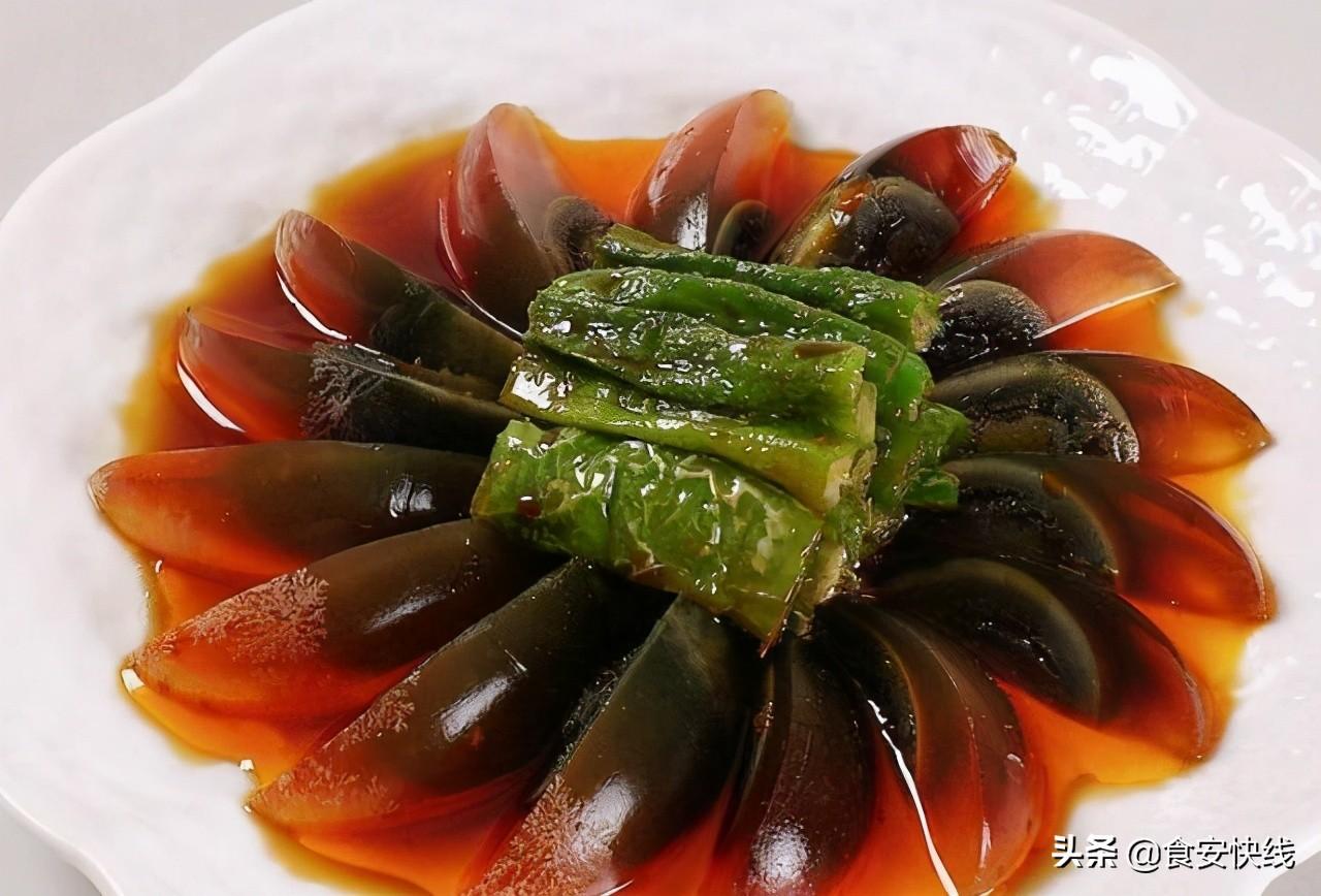 吃凉拌皮蛋中毒住院，警惕食品安全风险