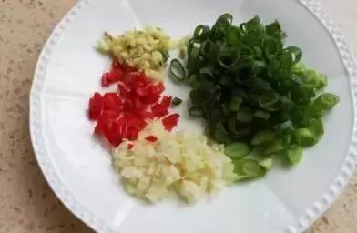 吃凉拌皮蛋中毒住院，警惕食品安全风险