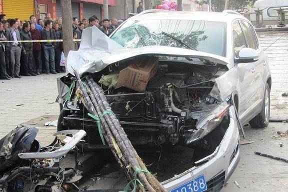 母亲遇车祸身亡，儿子的悲痛举动背后的故事