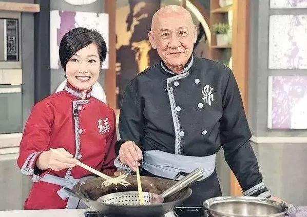 TVB男演员学厨毕业，跨界转型的厨艺之旅
