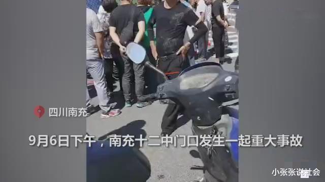 母亲车祸身亡，儿子的悲痛跪地